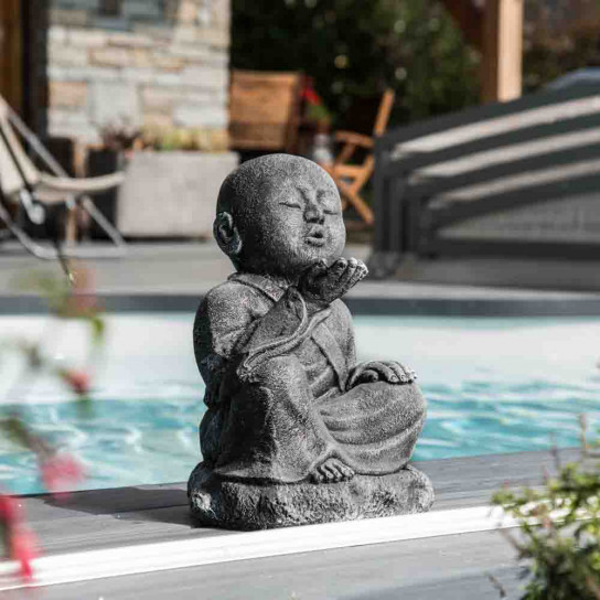 Estatua de jardín monje shaolín feliz con pátina gris 40 cm