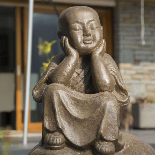 Estatua monje shaolín pensativo pátina gris envejecida 80 cm
