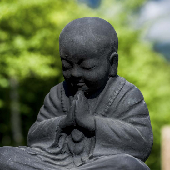 Estatua monje shaolin sentado negro con pátina 40 cm