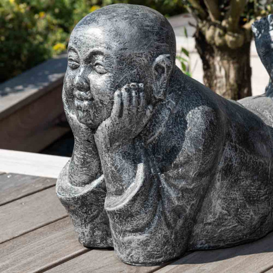 Estatua monje tumbado pátina gris