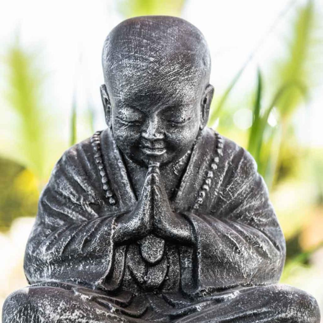 Estatua monje shaolin sentado gris con pàtina 40 cm