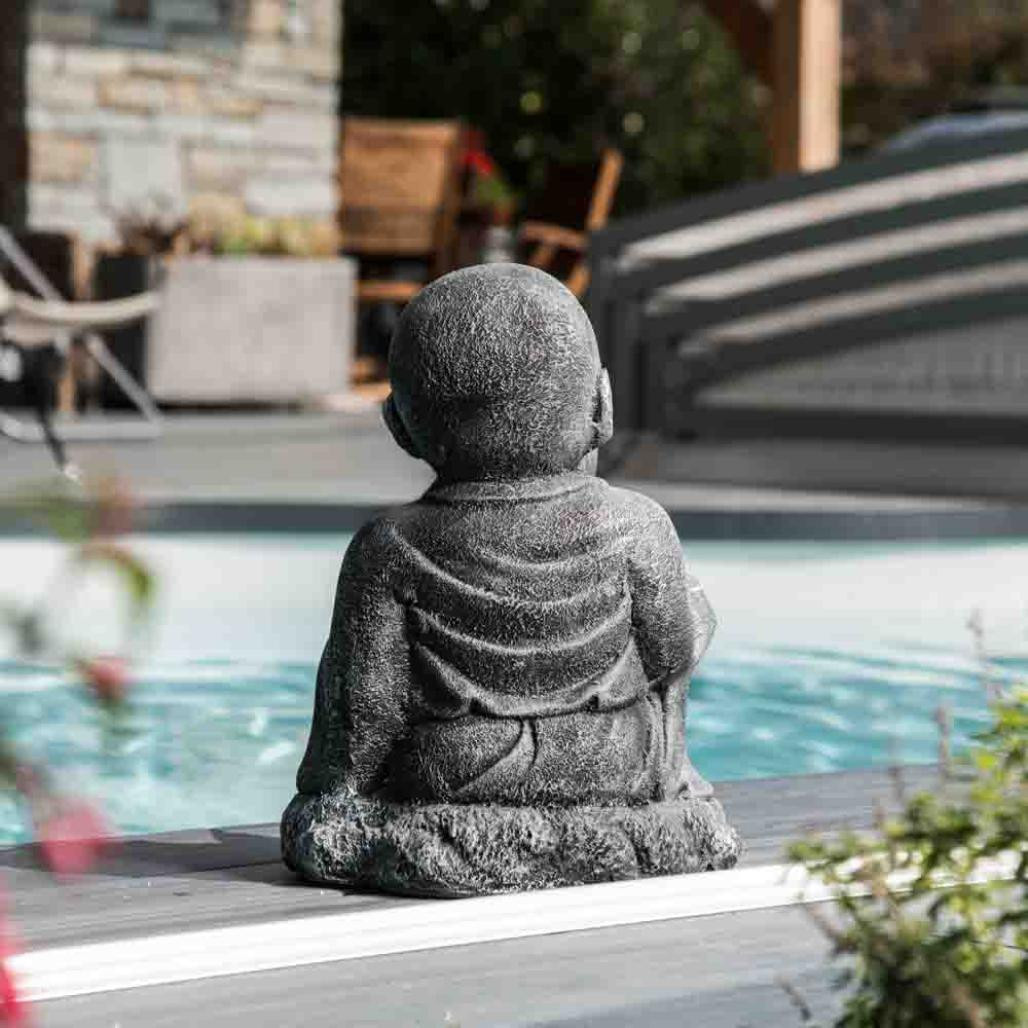 Estatua de jardà­n monje shaolà­n feliz con pàtina gris 40 cm