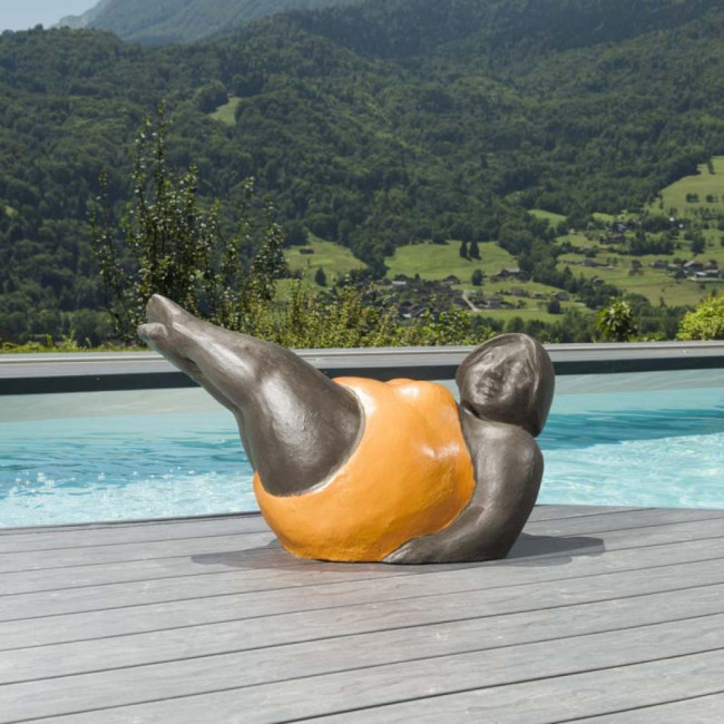 Estatua mujer contemporànea naranja