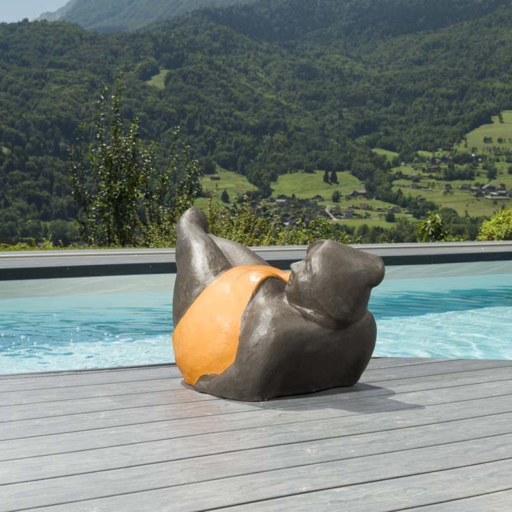 Estatua mujer contemporànea naranja