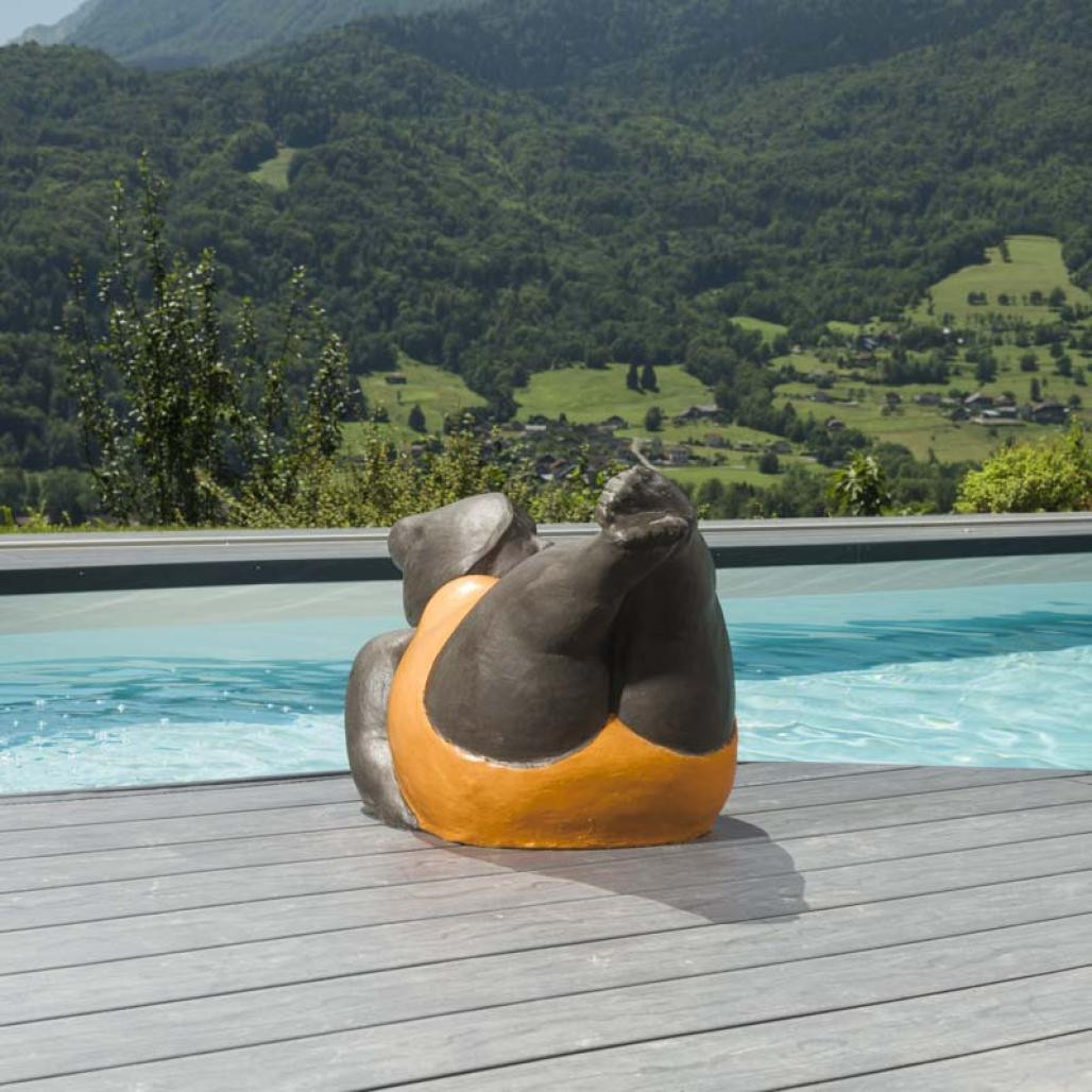 Estatua mujer contemporànea naranja