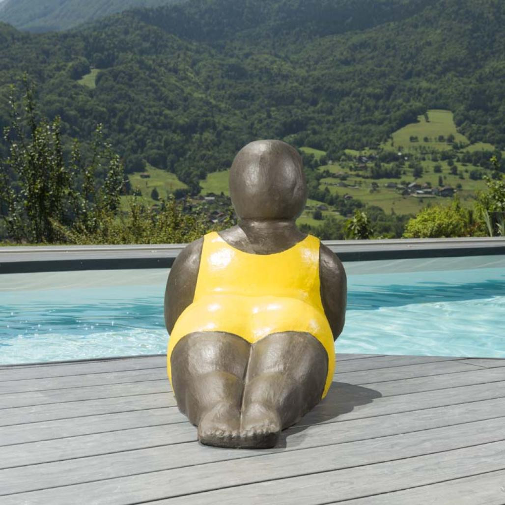 Estatua a color mujer amarillo Estatua a color mujer amarillo