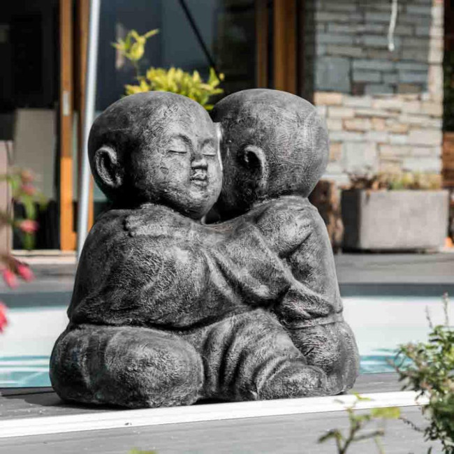 Estatua monjes shaolà­n abrazados con pàtina gris 50 cm