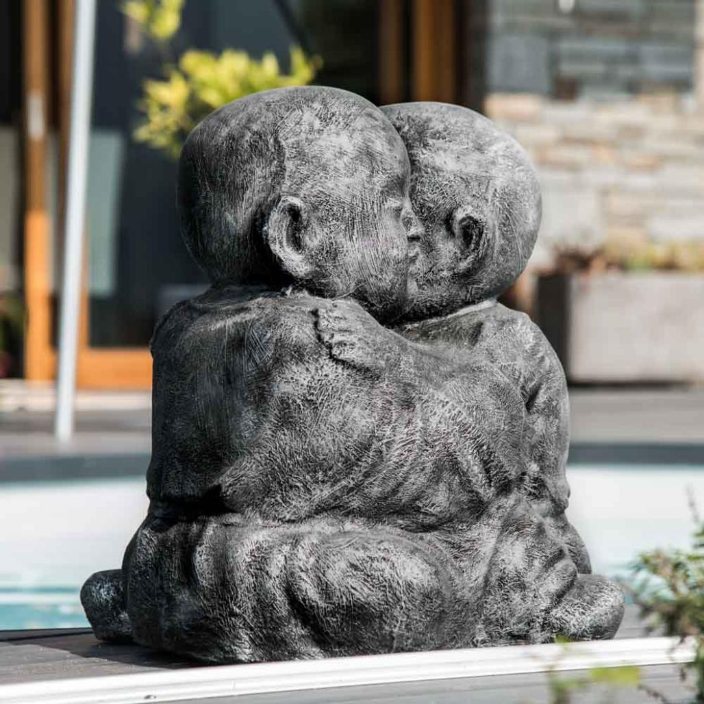 Estatua monjes shaolàn abrazados con pàtina gris 50 cm Estatua monjes shaolàn abrazados con pàtina gris 50 cm