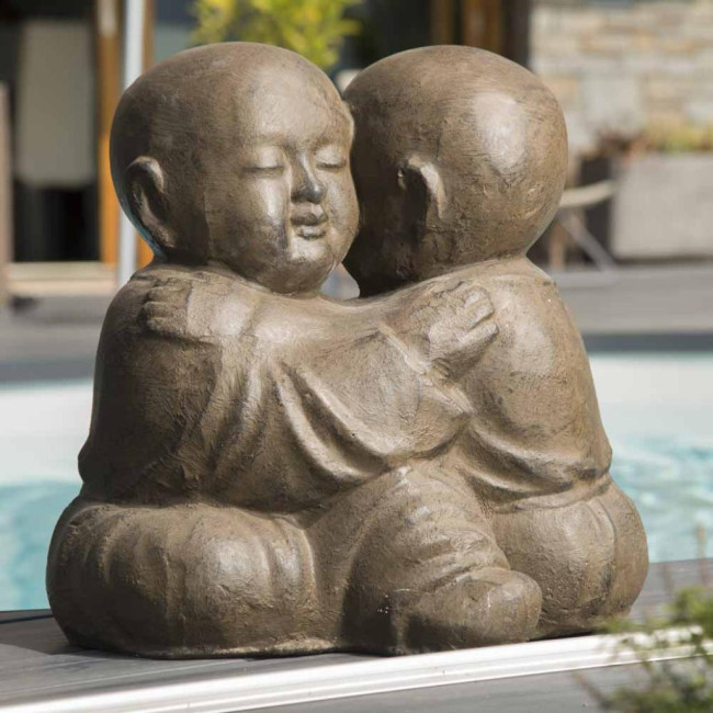 Estatua monjes shaolà­n abrazados con pàtina marrón envejecido 50 cm