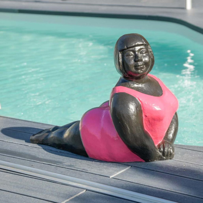Estatua contemporànea mujer posición yoga fucsia