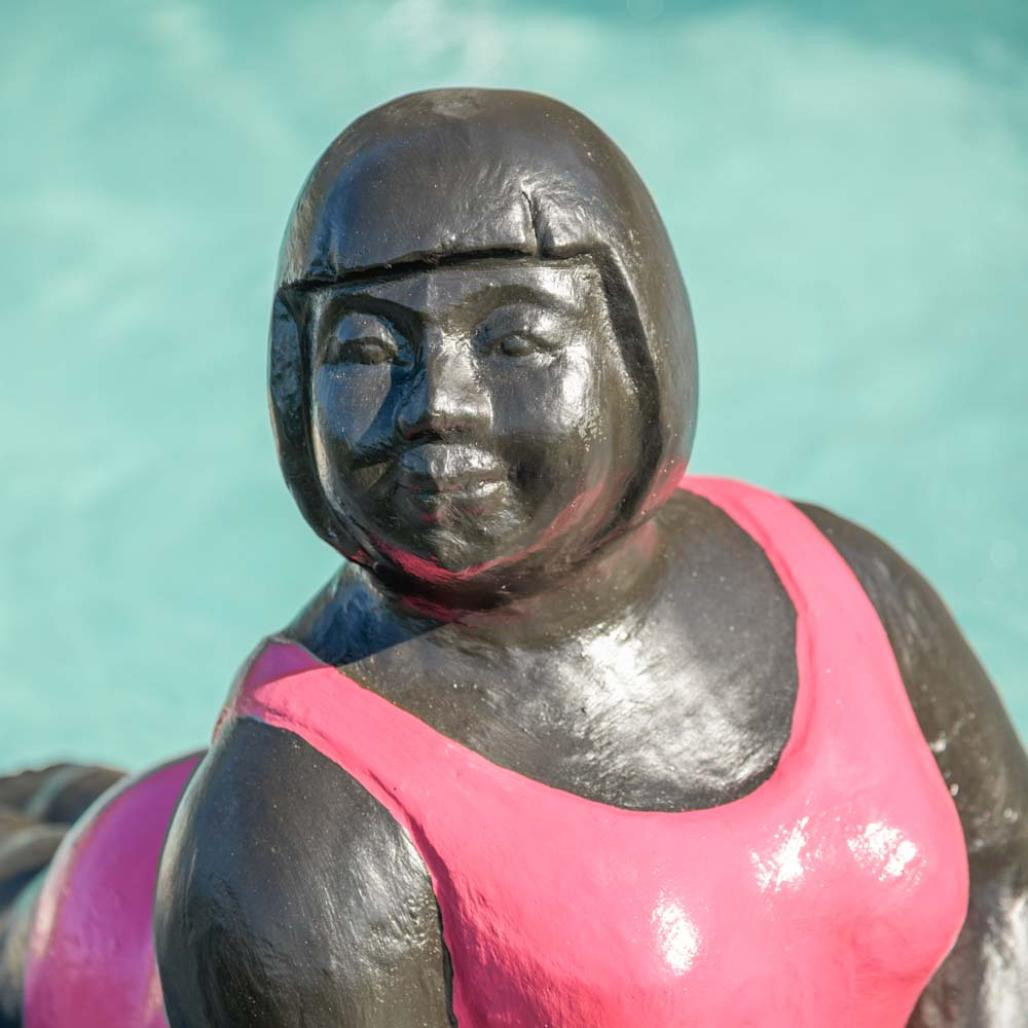 Estatua contemporànea mujer posición yoga fucsia