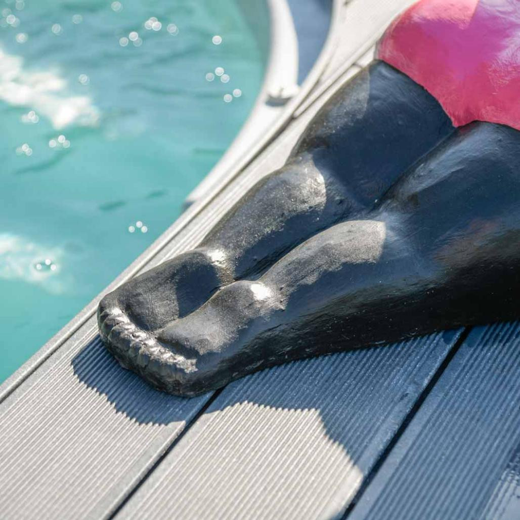 Estatua contemporànea mujer posición yoga fucsia