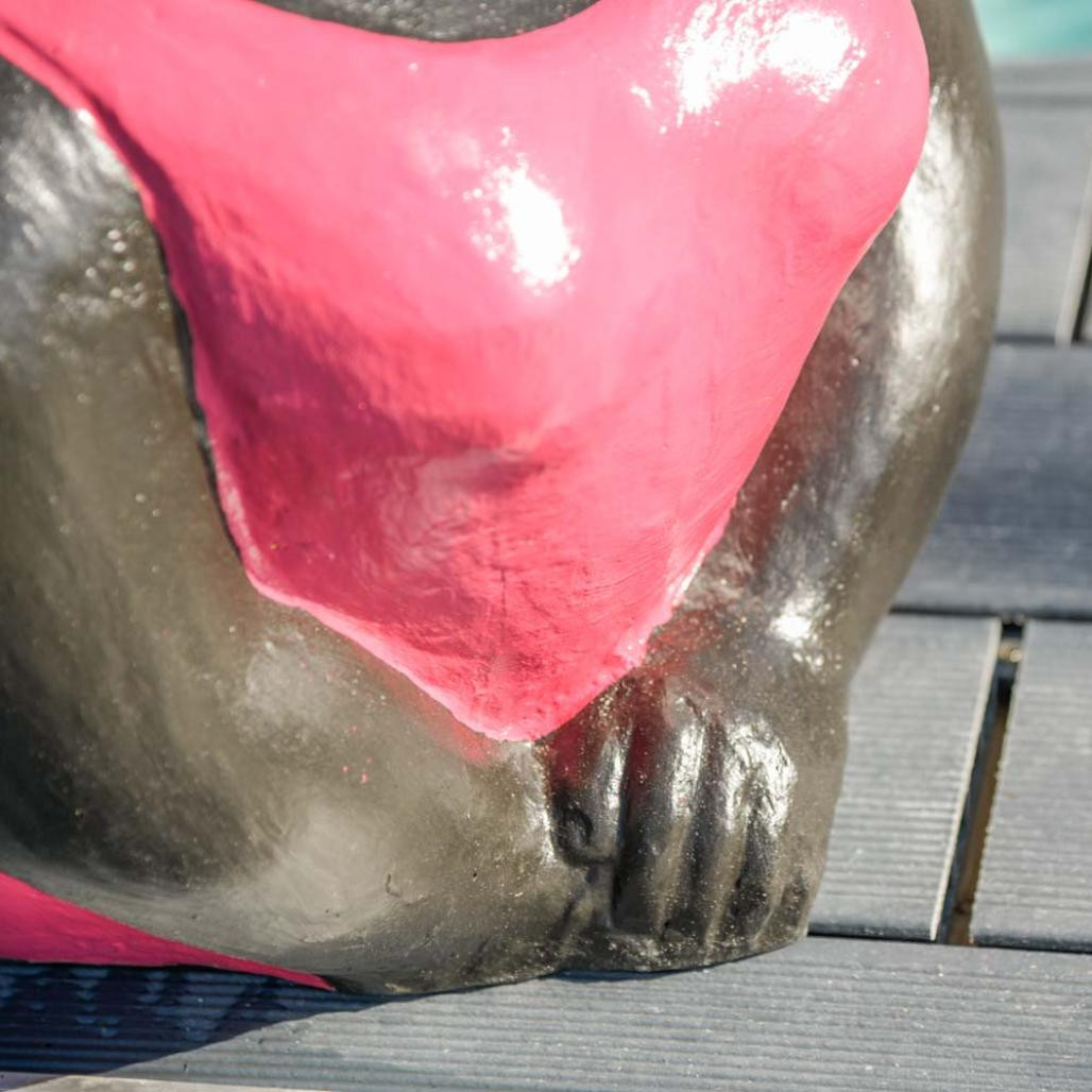 Estatua contemporànea mujer posición yoga fucsia