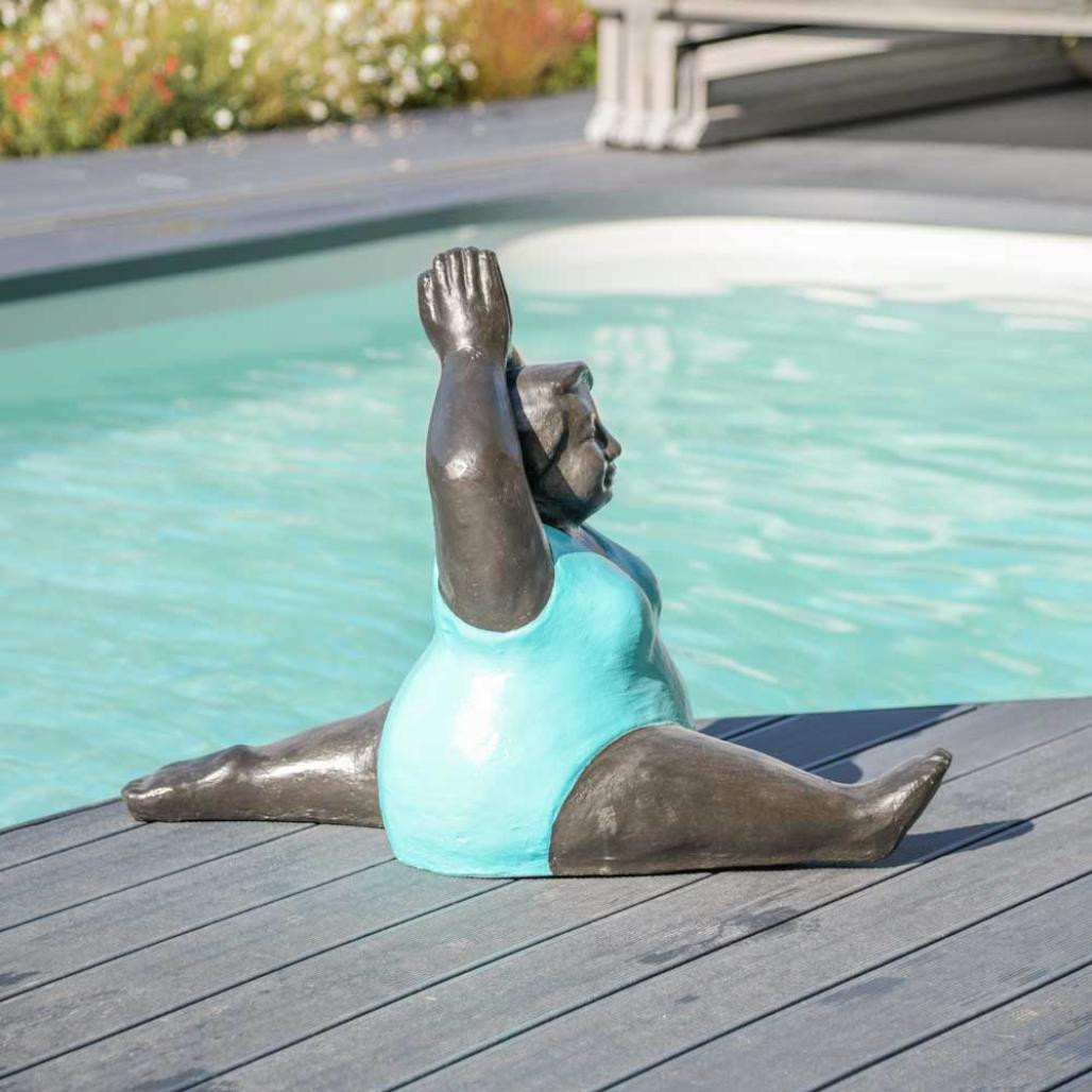 Estatua moderna mujer posición yoga turquesa