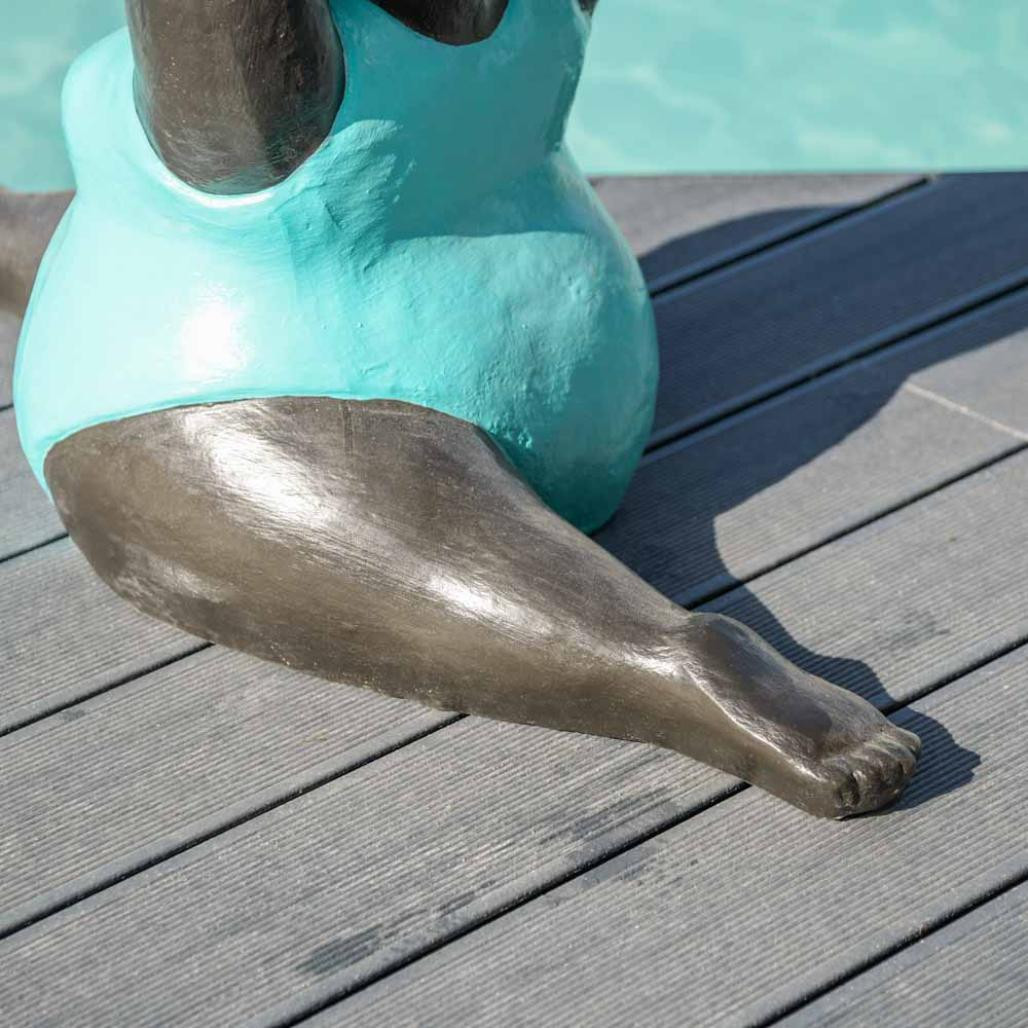 Estatua moderna mujer posición yoga turquesa