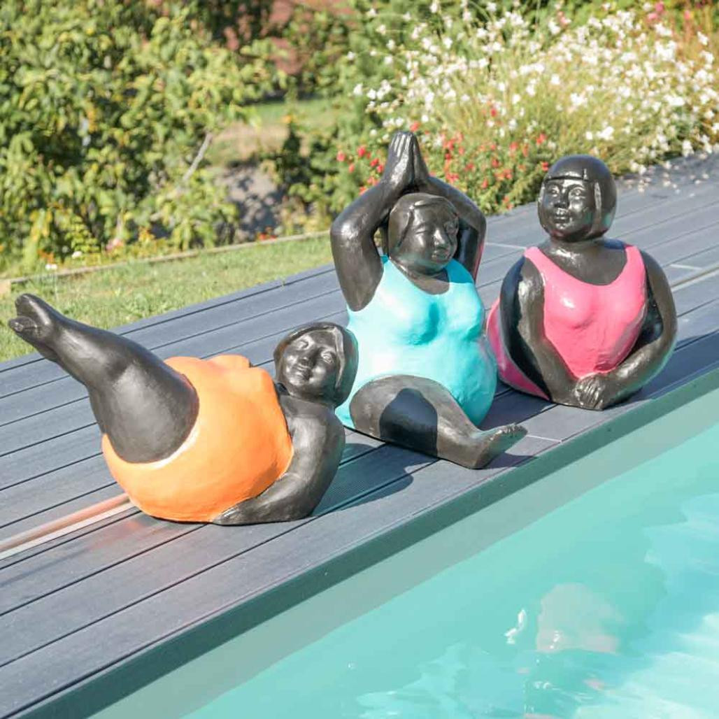 Estatua moderna mujer posición yoga turquesa