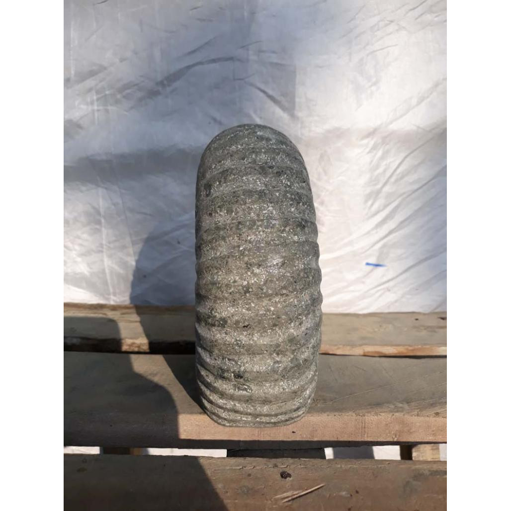 Escultura de concha de nautilus en piedra volcànica 20 cm