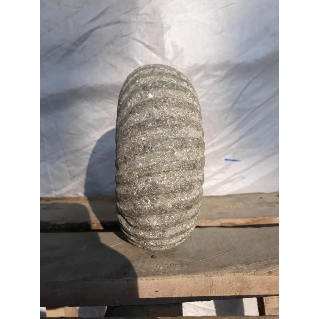 Escultura de concha de nautilus en piedra volcànica 20 cm