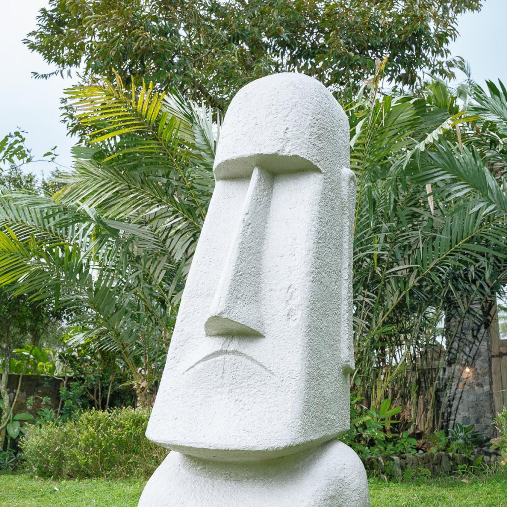 Estatua gigante del jardà­n moai de la isla de pascua 1m50
