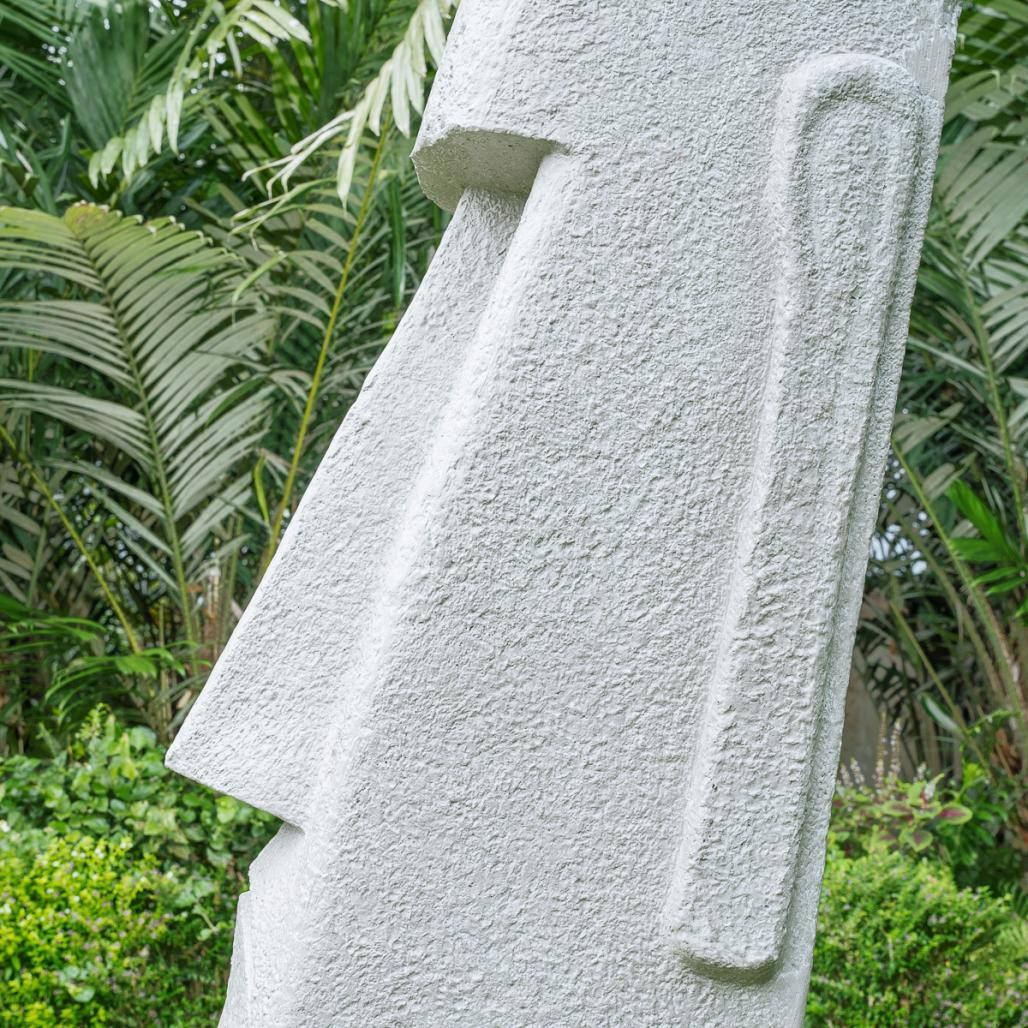 Estatua gigante del jardà­n moai de la isla de pascua 1m50