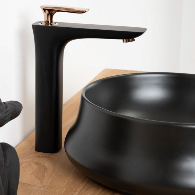 Grifo mitigador para lavabo sobre encimera Glomma negro y oro roso