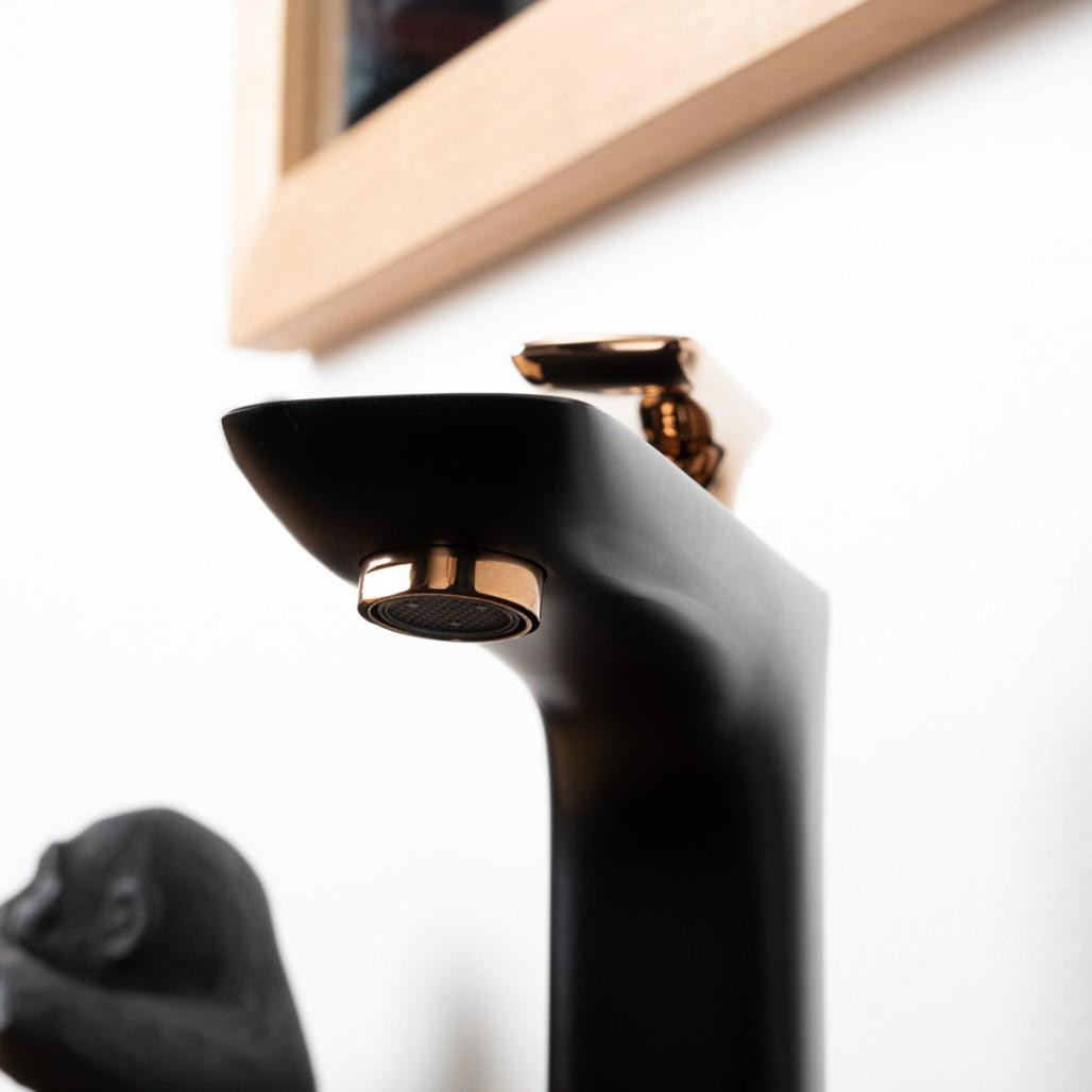 Grifo mitigador para lavabo sobre encimera Glomma negro y oro roso Grifo mitigador para lavabo sobre encimera Glomma negro y oro roso