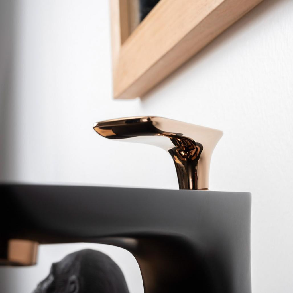 Grifo mitigador para lavabo sobre encimera Glomma negro y oro roso Grifo mitigador para lavabo sobre encimera Glomma negro y oro roso