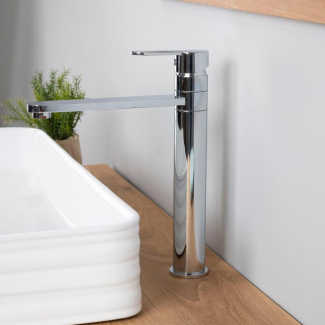 Grifo monomando alto para cuarto de baño Corrib cromado