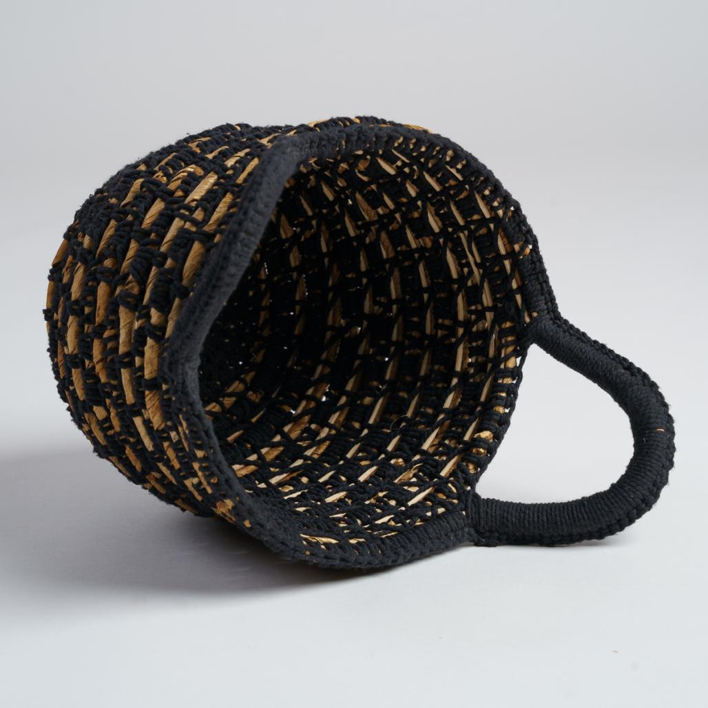 Cesta de fibra vegetal negra y beige S Anaya