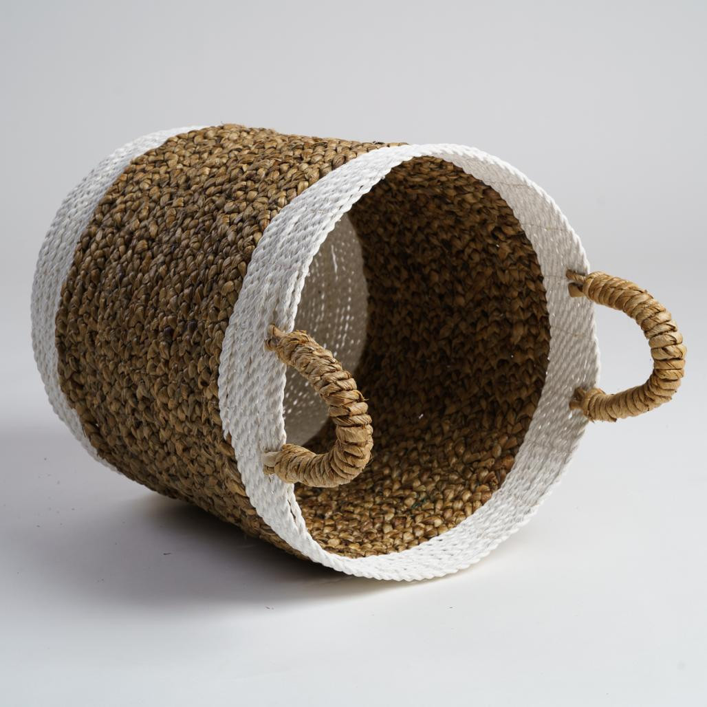 Cesta trenzada en jacinto de agua crudo y marrón L Mizu Cesta trenzada en jacinto de agua crudo y marrón L Mizu