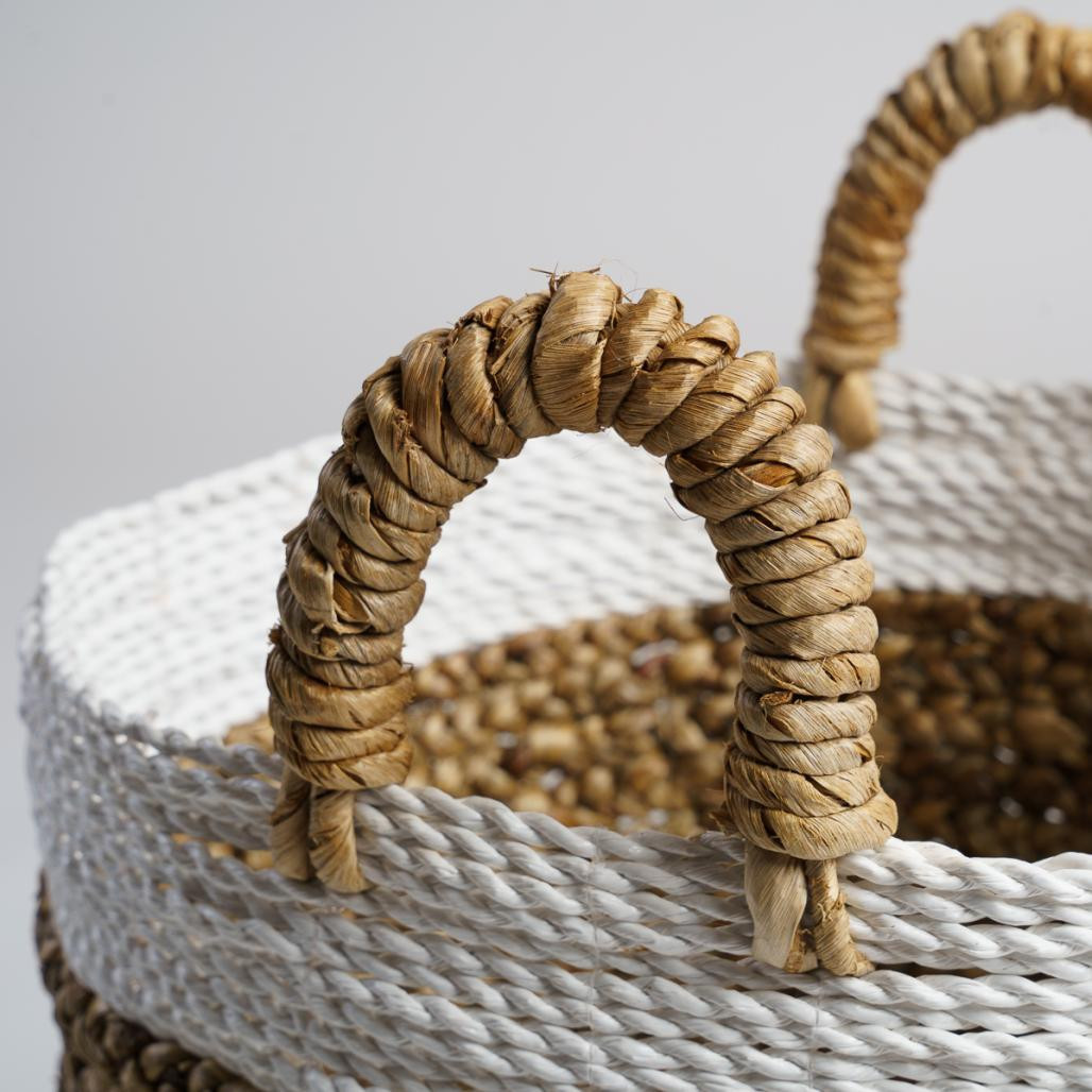 Cesta trenzada en jacinto de agua crudo y marrón L Mizu Cesta trenzada en jacinto de agua crudo y marrón L Mizu