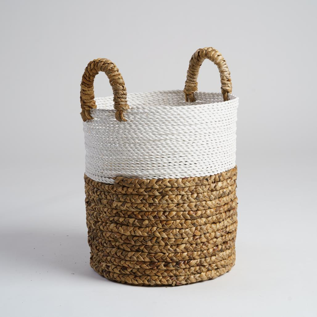 Cesta trenzada en jacinto de agua crudo y marrón M Mizu