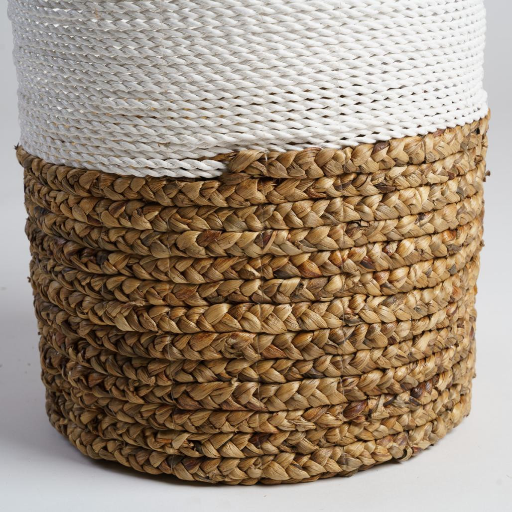 Cesta trenzada en jacinto de agua crudo y marrón M Mizu