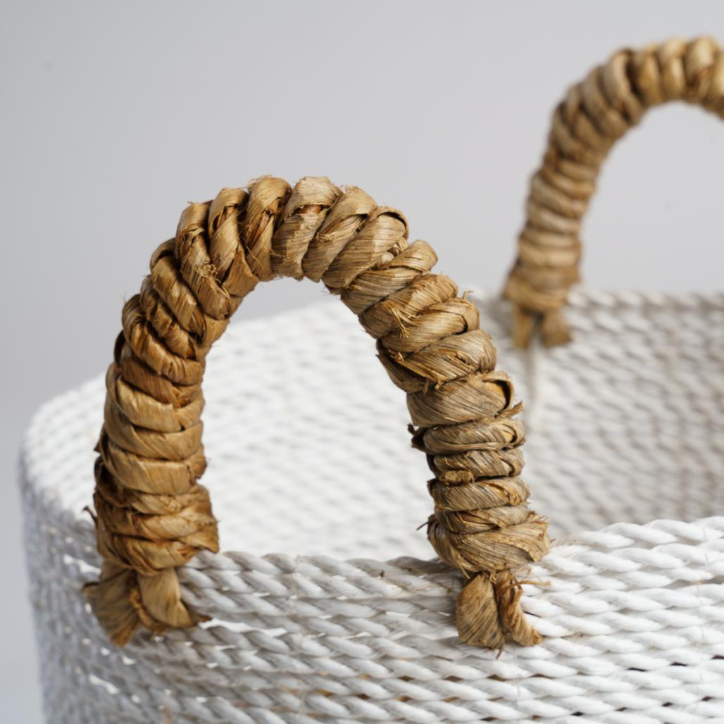 Cesta trenzada en jacinto de agua crudo y marrón M Mizu