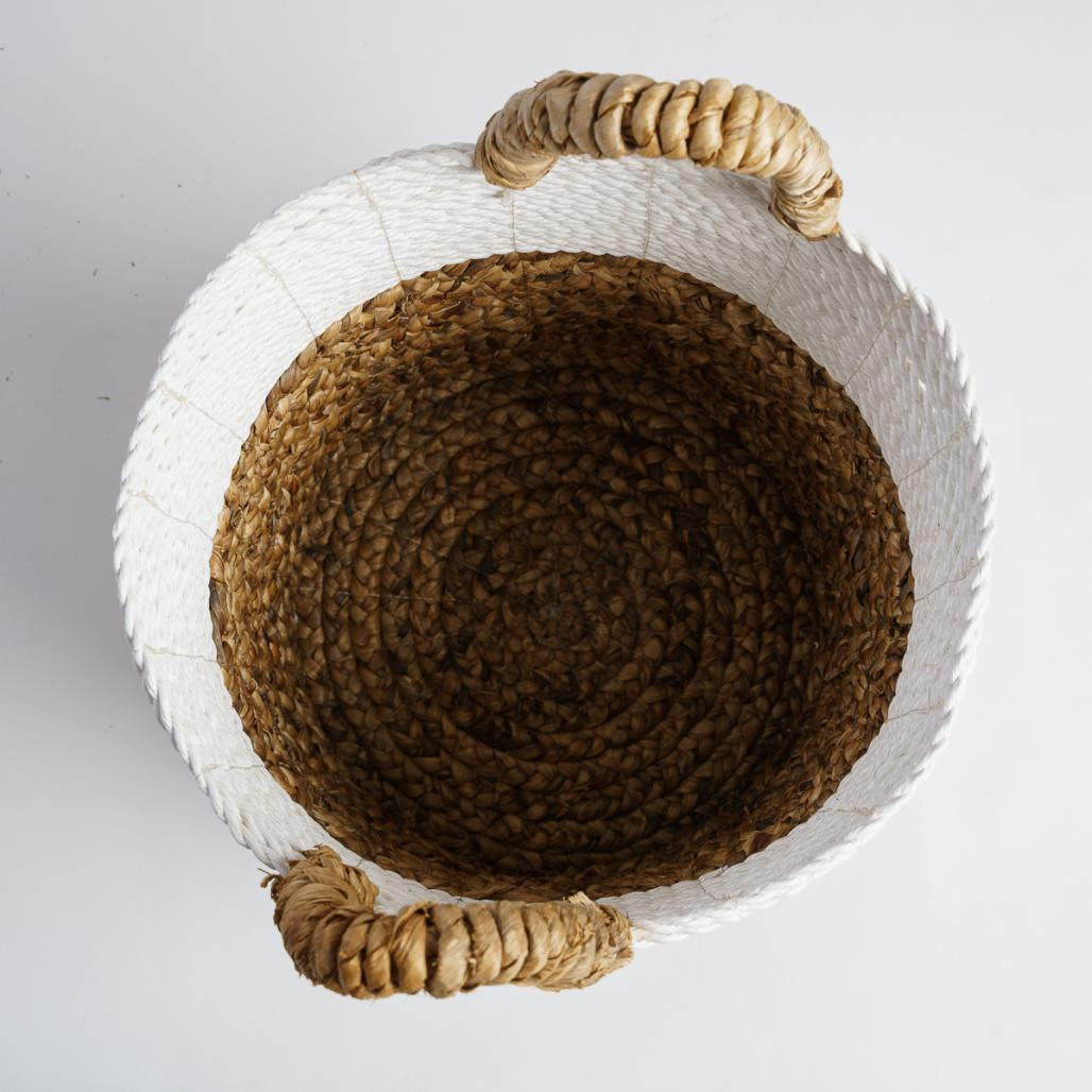 Cesta trenzada en jacinto de agua crudo y marrón M Mizu