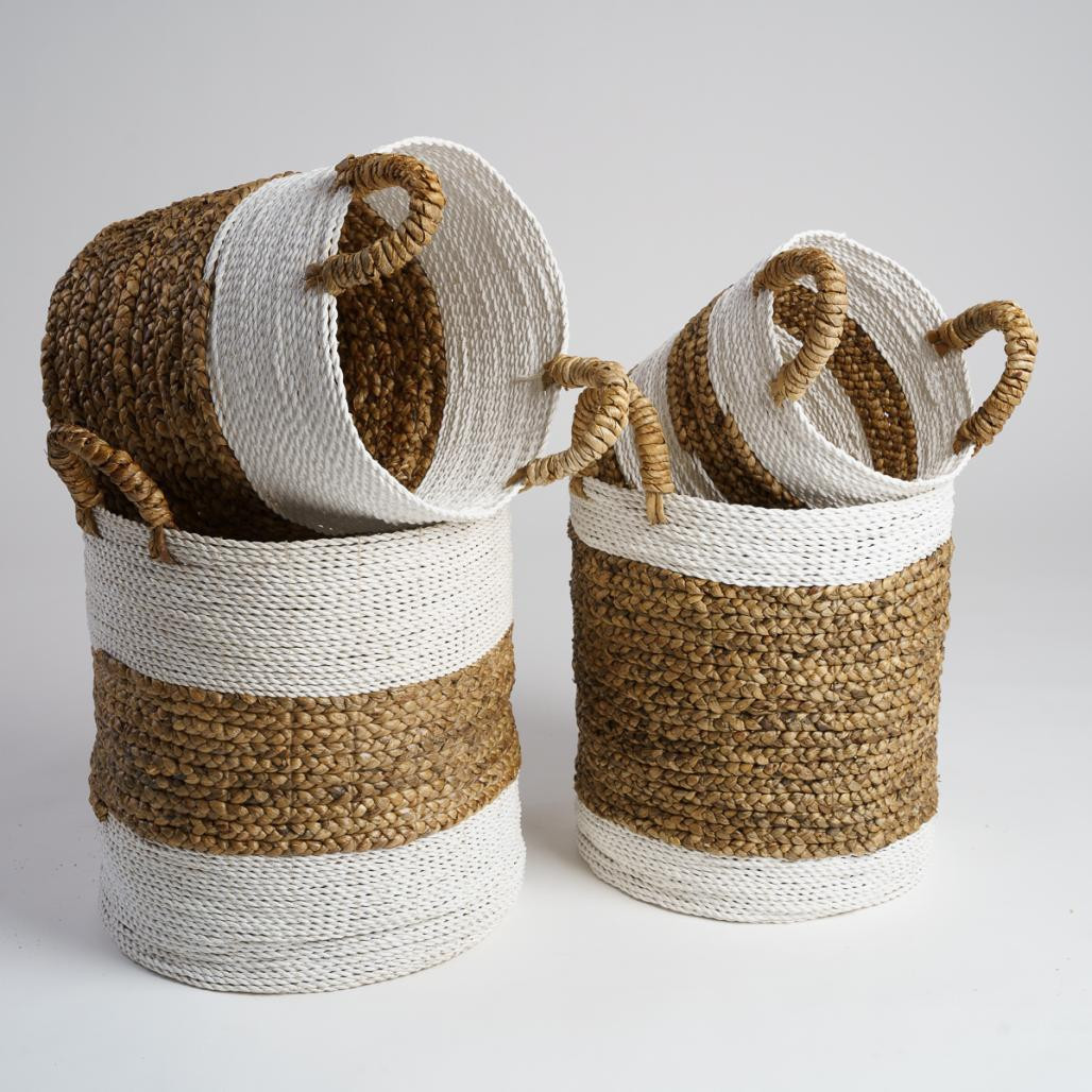 Cesta trenzada en jacinto de agua crudo y marrón M Mizu