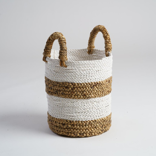 Cesta trenzada en jacinto de agua crudo y marrón S Mizu