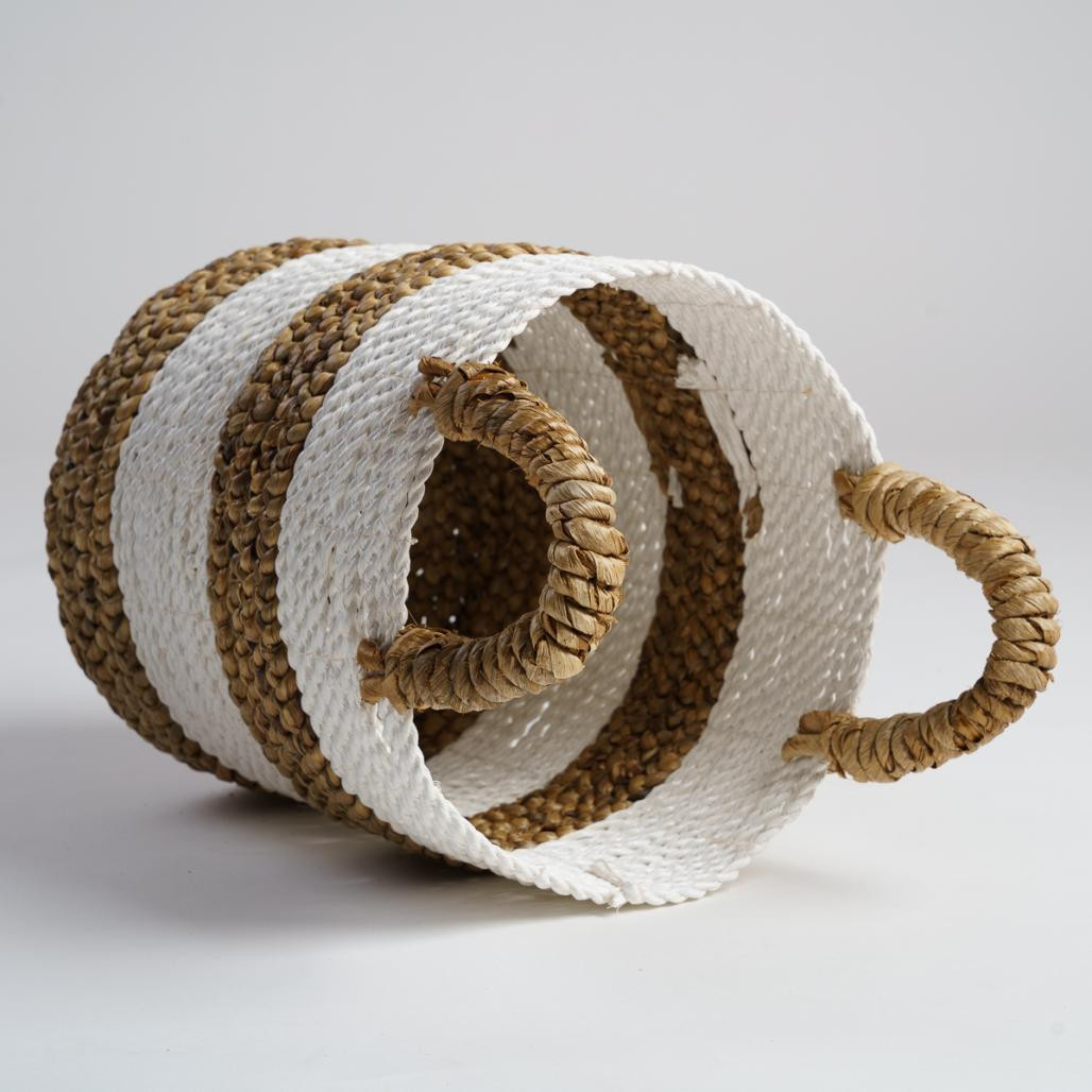 Cesta trenzada en jacinto de agua crudo y marrón S Mizu