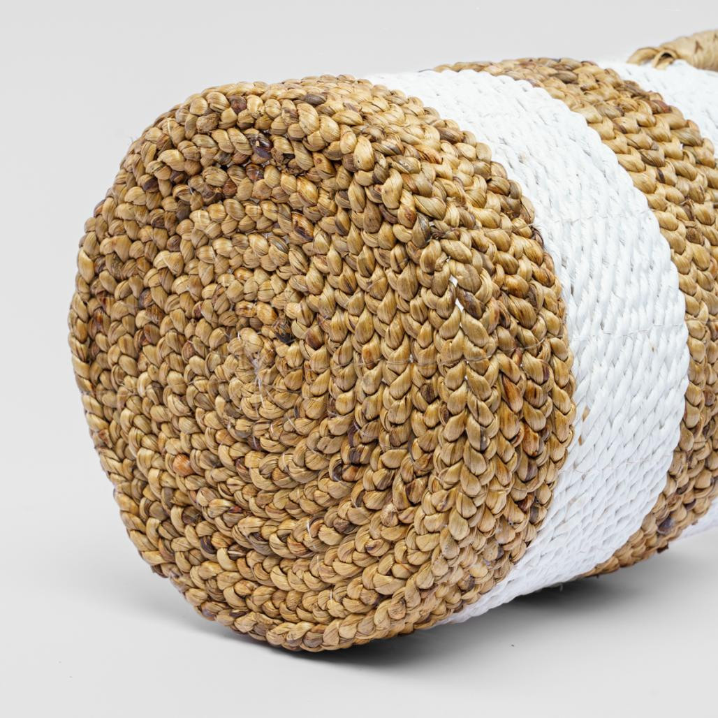 Cesta trenzada en jacinto de agua crudo y marrón S Mizu