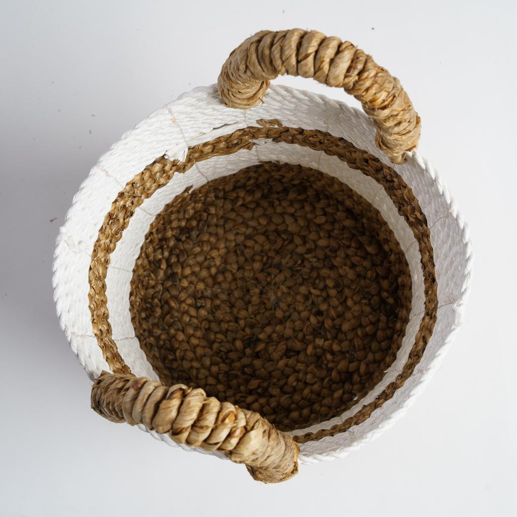 Cesta trenzada en jacinto de agua crudo y marrón S Mizu