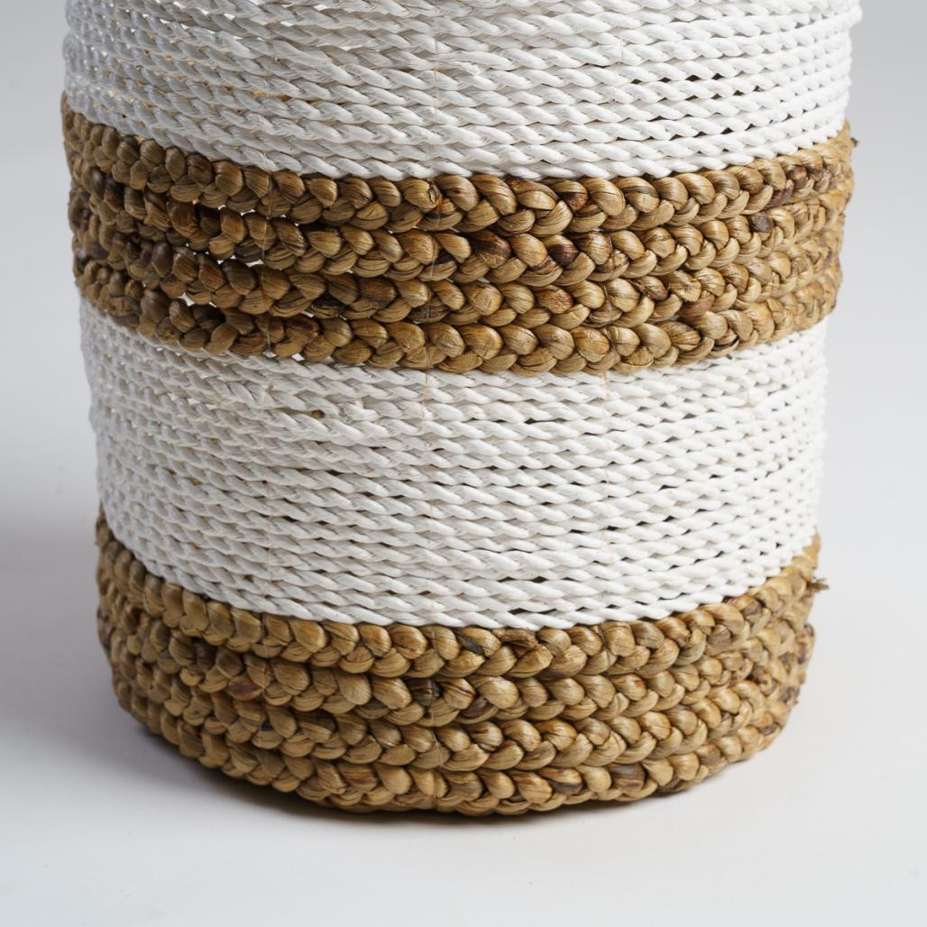 Cesta trenzada en jacinto de agua crudo y marrón S Mizu