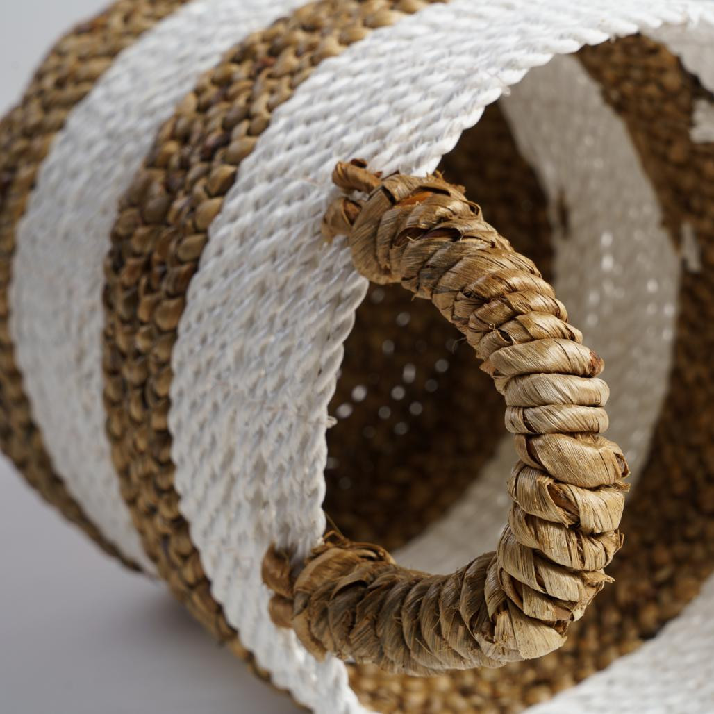 Cesta trenzada en jacinto de agua crudo y marrón S Mizu