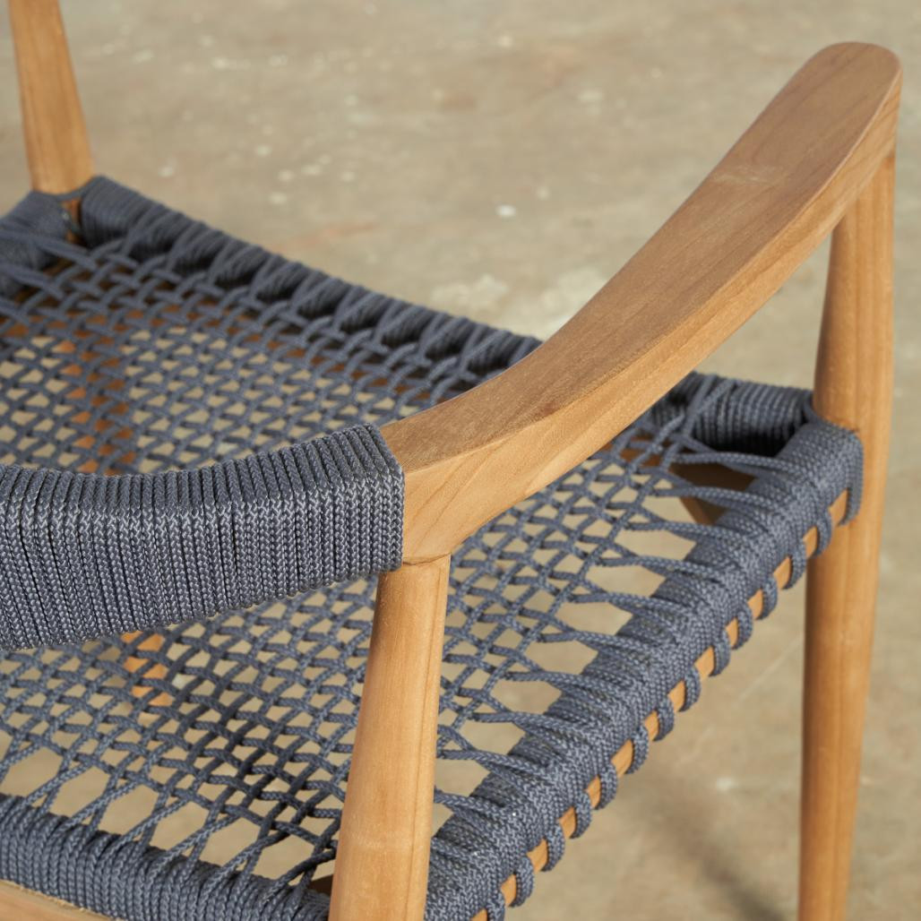 Ensemble table ronde en teck et 6 fauteuils en teck et corde Ensemble table ronde en teck et 6 fauteuils en teck et corde