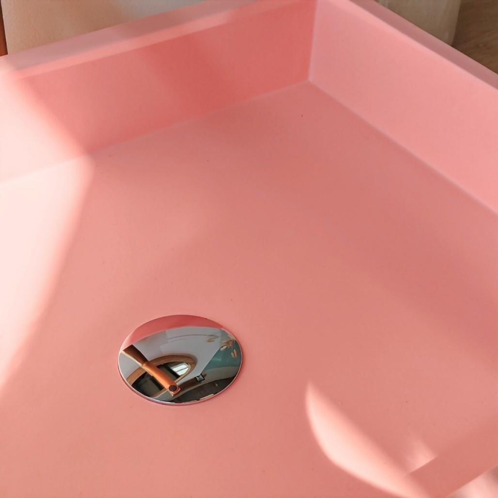Lavabo rectangular de hormigón rosa Okia