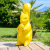 Estatua de ardilla para jardí­n amarilla de 64 cm