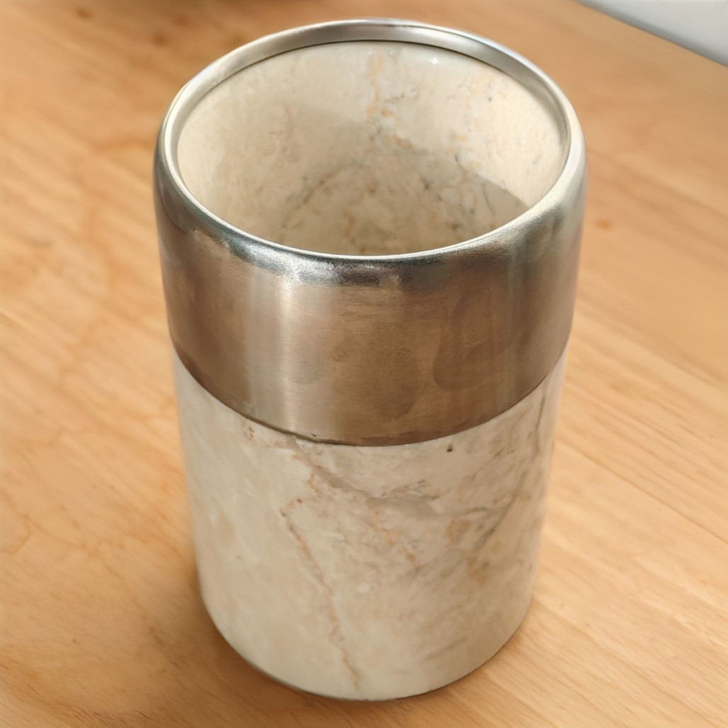 Vaso de mármol y acero inoxidable crema