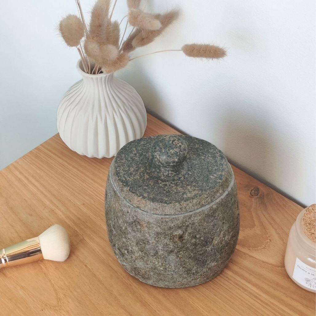 Vaso piedra de río con tapa Vaso piedra de río con tapa
