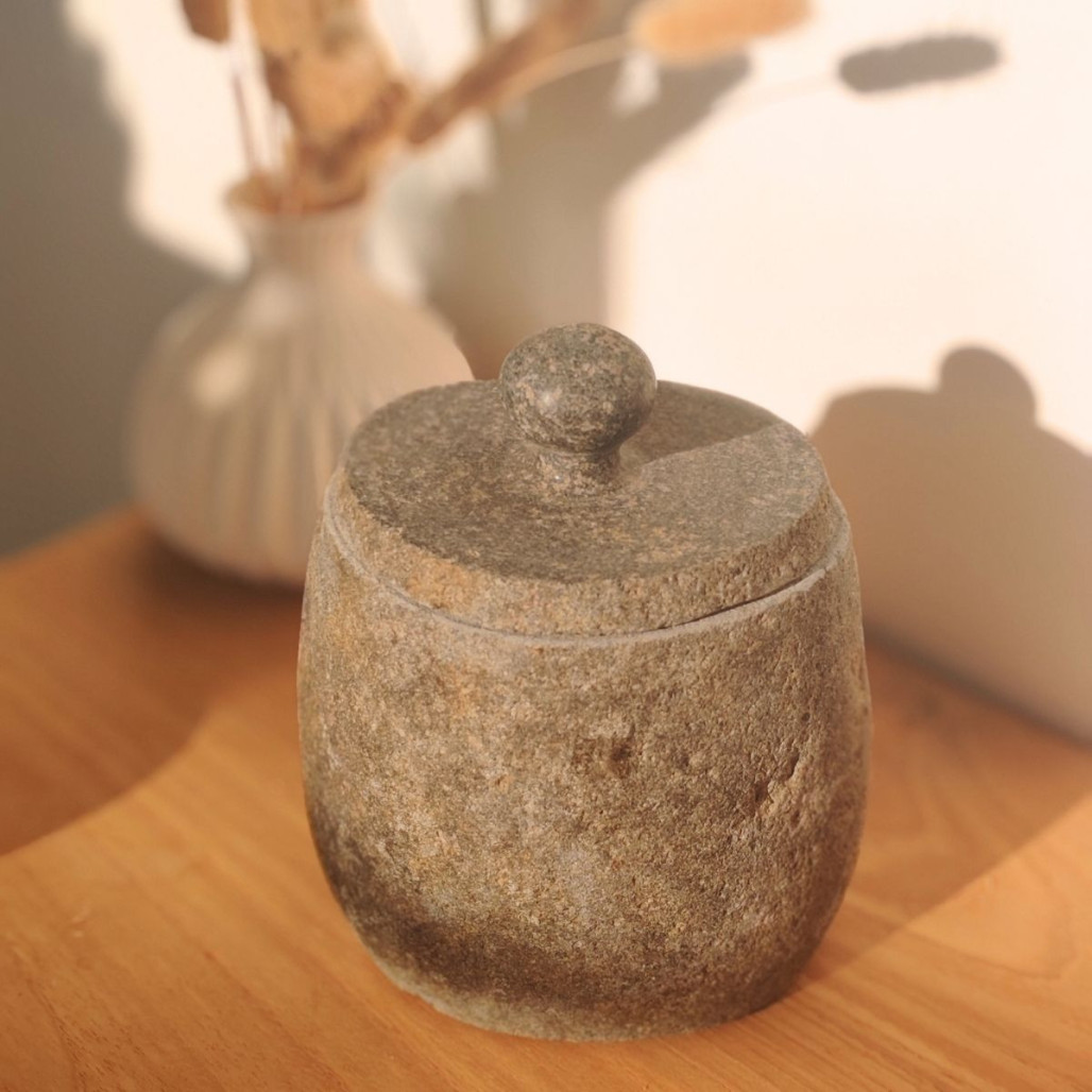 Vaso piedra de río con tapa Vaso piedra de río con tapa