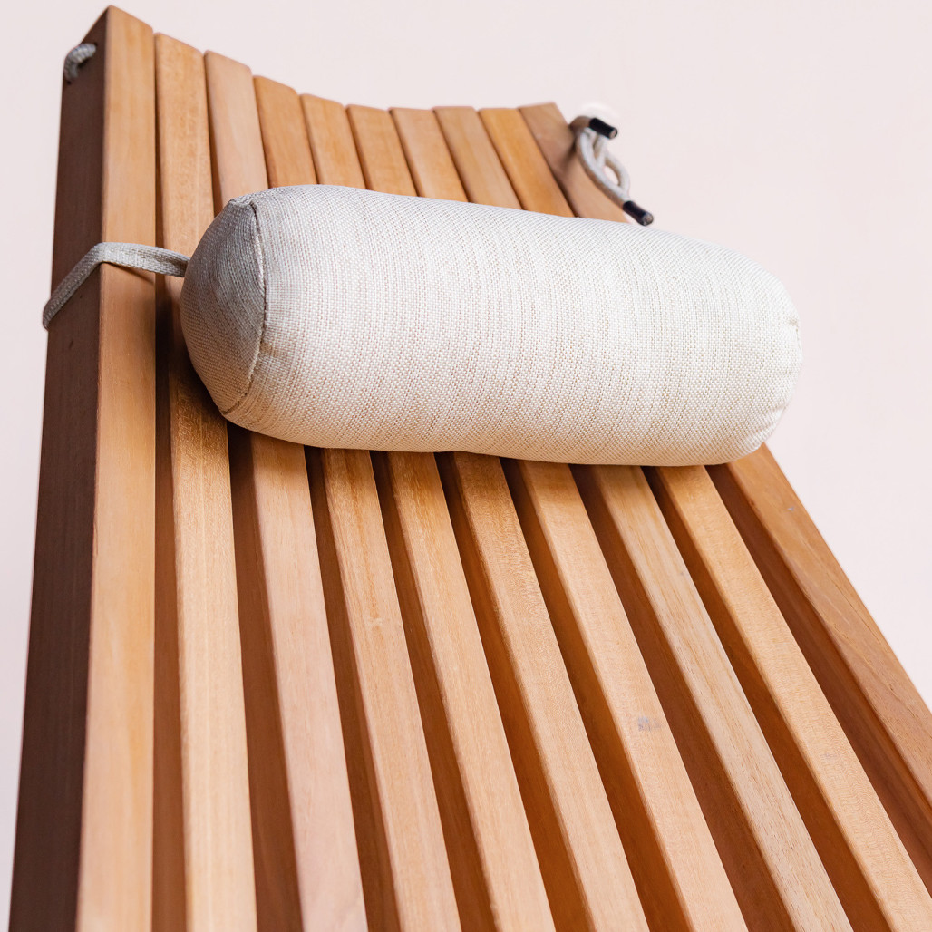 Silla de jardín de teca con cojín blanco y reposacabezas | Wanda Collection