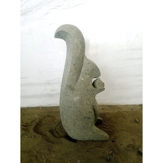 Decoracion jardin escultura de piedra volcanica ardilla sentada 50 cm